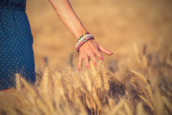 Молода Жінка Пшеничному Полі — стокове фото