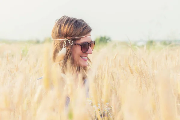 Young Woman Wheat Field — Stock Photo, Image