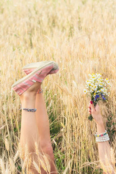 Gambe Ragazza Con Fiori Nel Campo Grano — Foto Stock