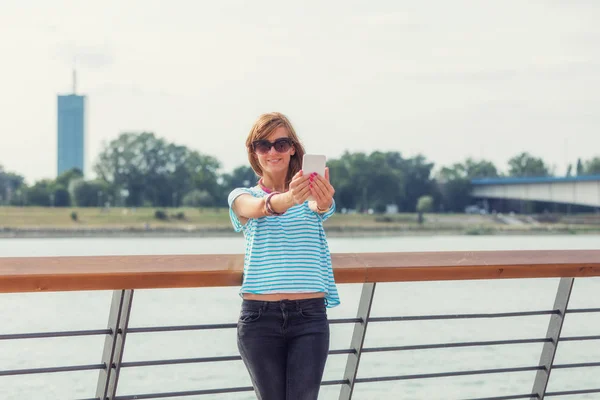 Ragazza Utilizzando Cellulare Sul Molo Vicino Fiume — Foto Stock