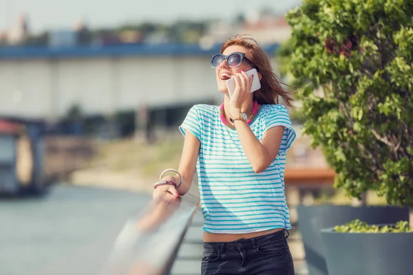 Ragazza Utilizzando Cellulare Sul Molo Vicino Fiume — Foto Stock