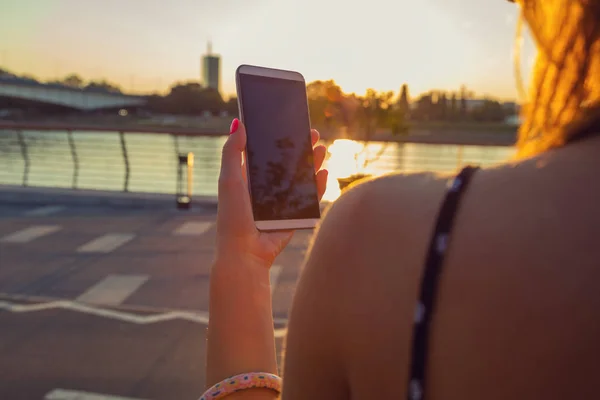 Chica Usando Teléfono Celular Muelle Cerca Del Río — Foto de Stock