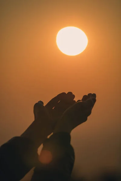 Gebetshände Von Mädchen Bei Sonnenuntergang Sonnenaufgang Mit Meer Ozean Hintergrund — Stockfoto