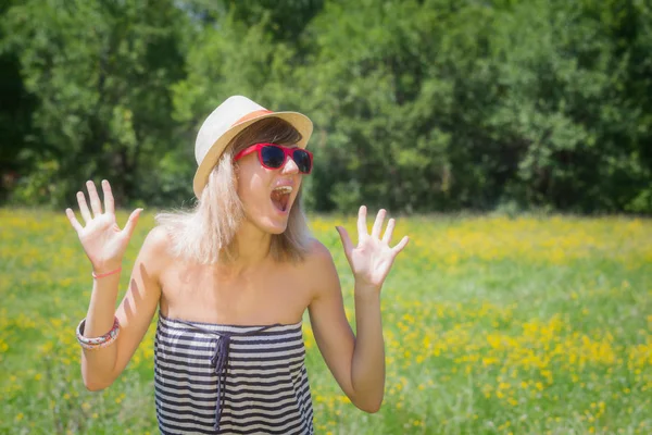 Carino Ragazza Godendo Solo Nella Natura — Foto Stock