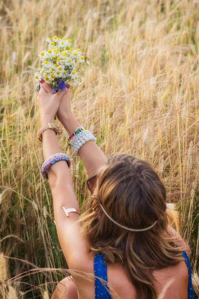 Κορίτσι Απολαμβάνοντας Ένα Σιτάρι Πεδίο Μπουκέτο Λουλούδια — Φωτογραφία Αρχείου