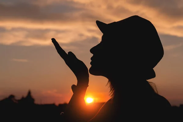 Sillhouette Молодої Дівчини Насолоджуючись Заході Сонця Sunrise — стокове фото
