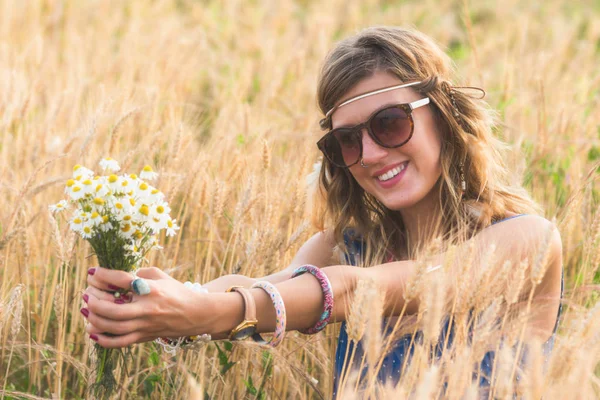 Girl Enjoying Wheat Field Bouquet Flowers — Stock Photo, Image