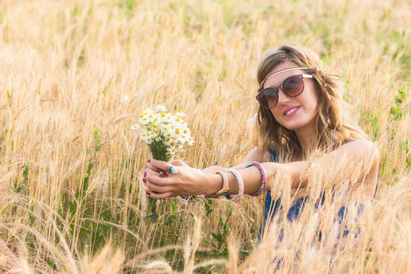 Girl Enjoying Wheat Field Bouquet Flowers — Stock Photo, Image