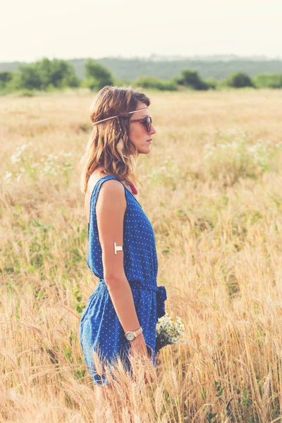 Ragazza Campo Grano Con Mazzo Fiori — Foto Stock