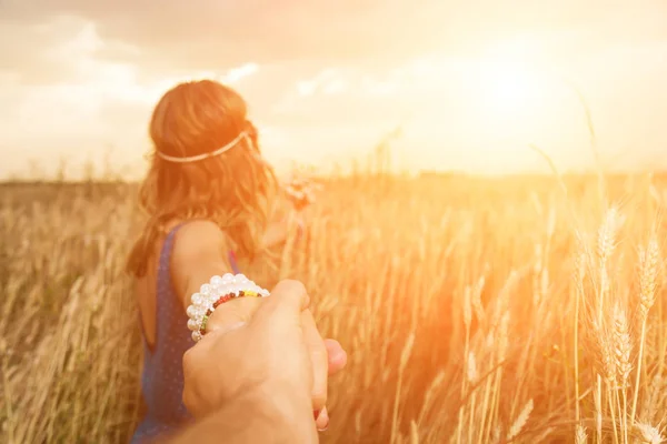 Niña Sosteniendo Boyfrined Naturaleza Campo Trigo Foco Está Las Manos —  Fotos de Stock