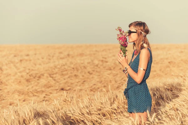 Дівчина Насолоджується Пшеничним Полем Букетом Квітів — стокове фото