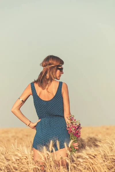 Девушка Наслаждается Пшеничном Поле Букетом Цветов — стоковое фото