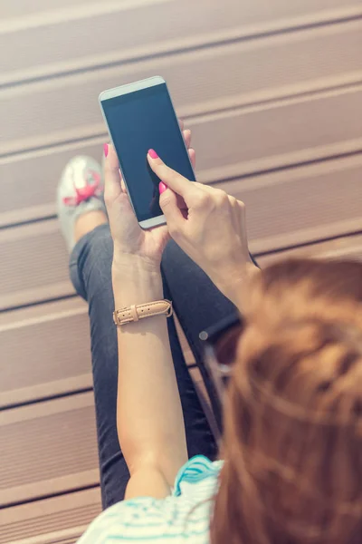 Jonge Vrouw Met Behulp Van Mobiele Telefoon Zittend Trap — Stockfoto