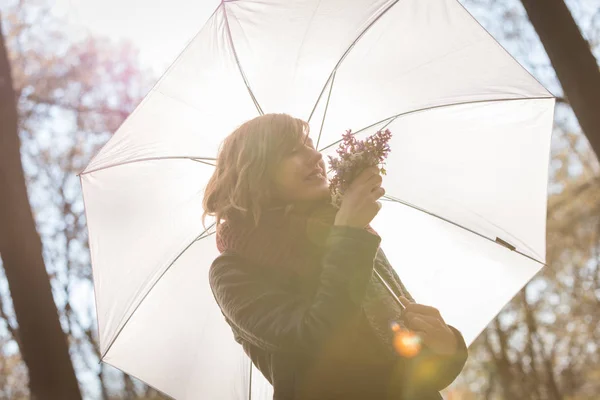 우산과 자연에서 즐기는 꽃으로 귀여운 — 스톡 사진