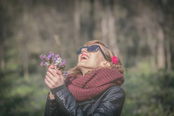 Carino Ragazza Profumata Bel Mazzo Fiori Natura — Foto Stock