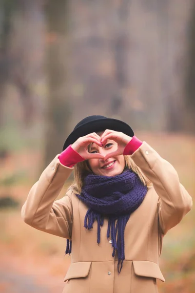 Menina Sorridente Bonito Segurando Coração Forma — Fotografia de Stock