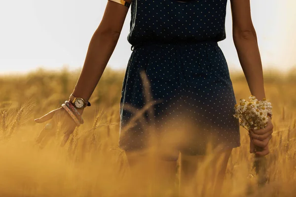 Дівчина Пшеничному Полі Букетом Квітів — стокове фото