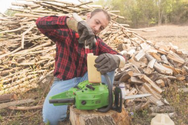 Kış geliyor - açık havada chainsaw Bakımı oduncu.