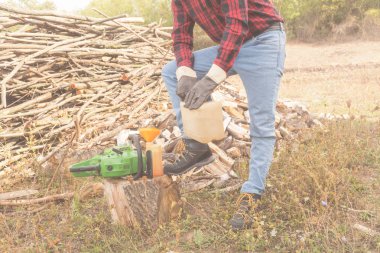 Kış geliyor - açık havada chainsaw Bakımı oduncu.