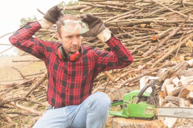 Kış için biraz odun kesmeye hazırlanıyor oduncu.