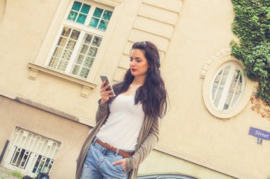 Kentsel ortamda cep telefonu kullanarak sevimli genç kız