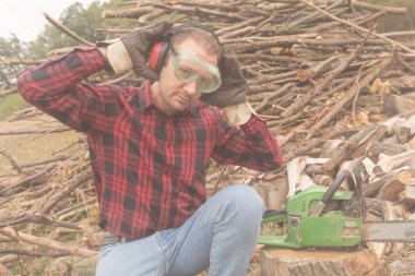 Kış için biraz odun kesmeye hazırlanıyor oduncu.