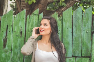 Kentsel ortamda cep telefonu kullanarak sevimli genç kız