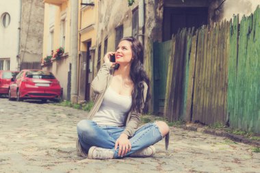 Kentsel ortamda cep telefonu kullanarak sevimli genç kız