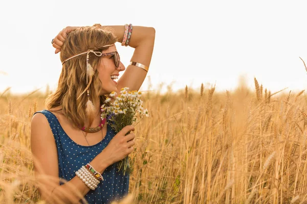 Мила Усміхнена Дівчина Насолоджується Пшеничним Полем — стокове фото