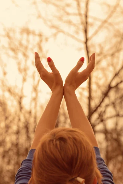 Chica Con Las Manos Aire Disfrutando Aire Libre — Foto de Stock