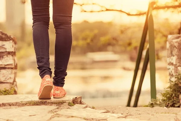 Ragazza Che Scende Scale Ambiente Urbano — Foto Stock