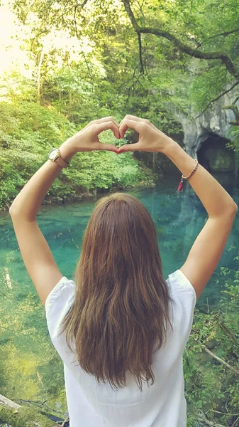 Giovane Donna Che Tiene Forma Cuore Bella Natura — Foto Stock