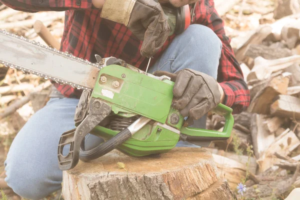 Lumberjack Consertar Motosserra Com Madeiras Cortadas Torno Dele — Fotografia de Stock