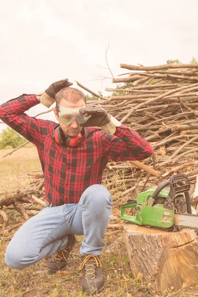 Kış için biraz odun kesmeye hazırlanıyor oduncu.