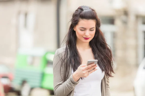 Linda Chica Joven Usando Teléfono Celular Entorno Urbano — Foto de Stock