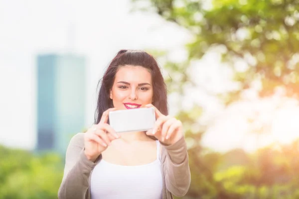 Schattig Jong Meisje Met Behulp Van Mobiele Telefoon Een Stedelijke — Stockfoto