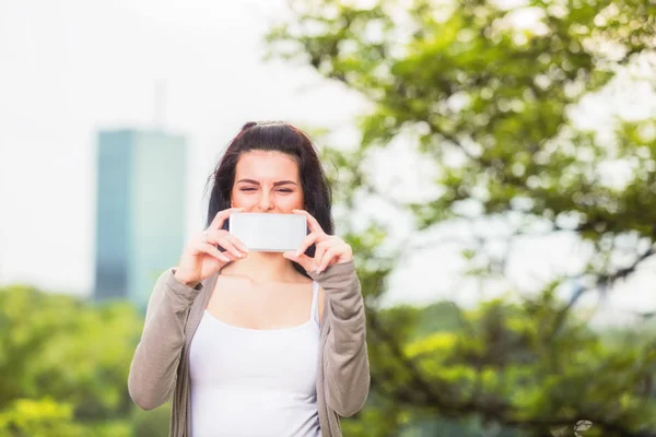 Roztomilá Mladá Dívka Používající Mobilní Telefon Městském Prostředí — Stock fotografie