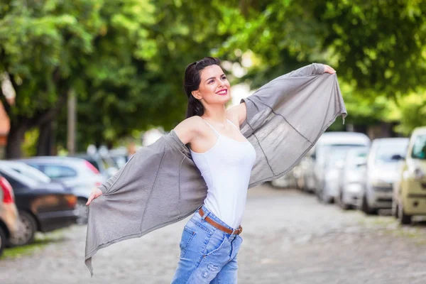 Linda Mujer Sintiéndose Feliz Calle Entorno Urbano —  Fotos de Stock