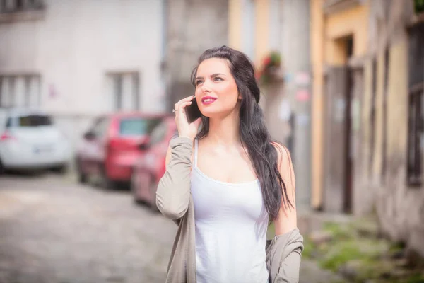 Menina Bonito Usando Celular Rua — Fotografia de Stock