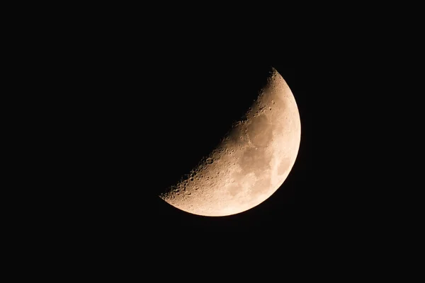 暗い夜空に半分の月 — ストック写真