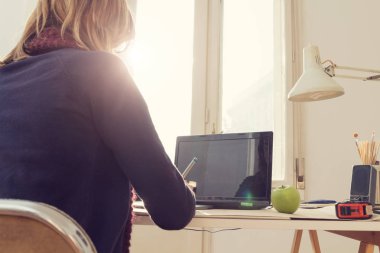 Tur-tops güneşli ofiste kullanarak mimar.