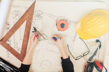 Bir pusula ve cetvel ile bir plan üzerinde çizim mimarı.