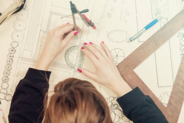 Bir pusula ve cetvel ile bir plan üzerinde çizim mimarı.