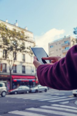 Kentsel ortamda cep telefonu tutan kız