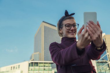 Sevimli kız Paris, Fransa'da cep telefonu kullanarak.