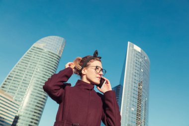 Sevimli kız Paris, Fransa'da cep telefonu kullanarak.