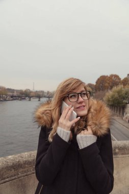 Sevimli genç kadın Paris, Fransa'da cep telefonunda söz.