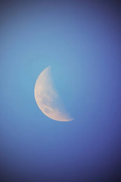 濃い青色の背景に月します — ストック写真