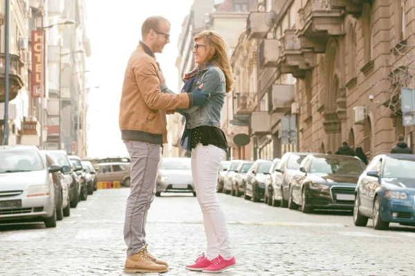 Joven Pareja Urbana Posando Calle —  Fotos de Stock