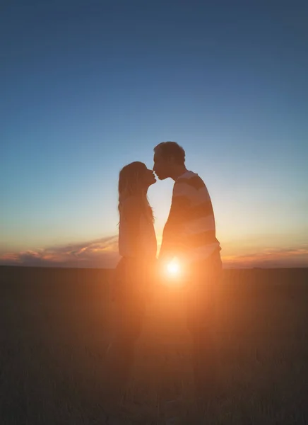 Pareja Joven Disfrutando Aire Libre Campo —  Fotos de Stock